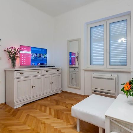 Chic Apartment In Center Split Room photo
