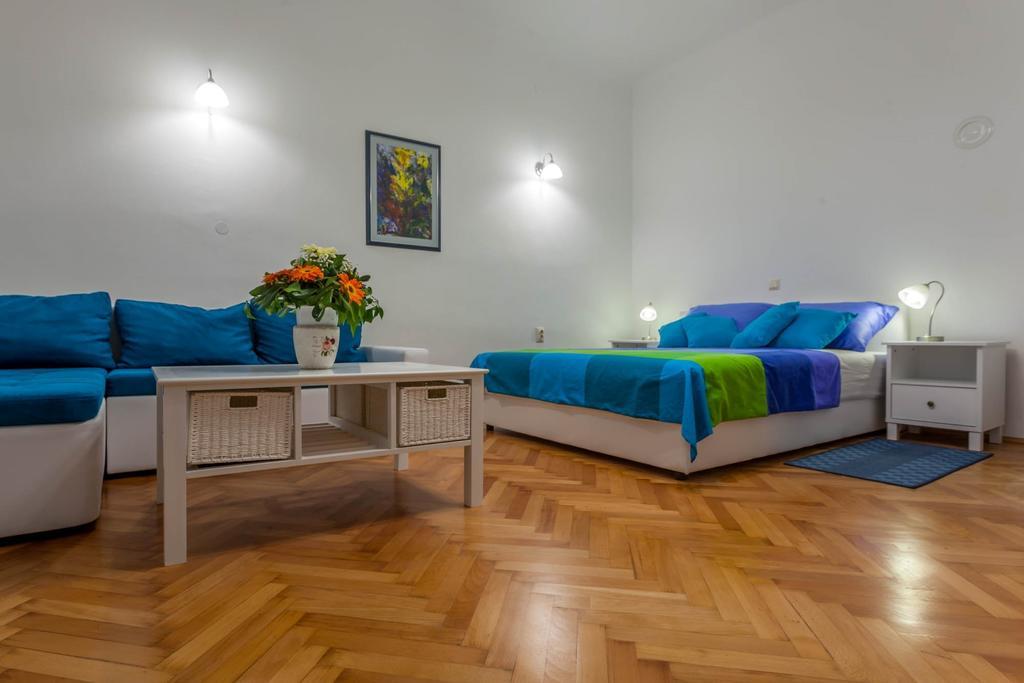 Chic Apartment In Center Split Room photo